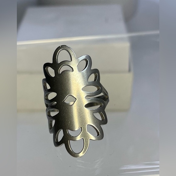 NWT STAINLESS STEEL RING Silver Laser Cut Pattern WOMEN, Size 9 - Picture 5 of 15